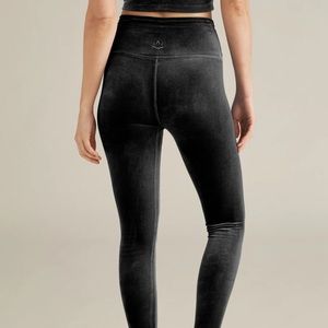 NWT $99 Beyond Yoga Velvet High-Waisted Midi Leggings Small